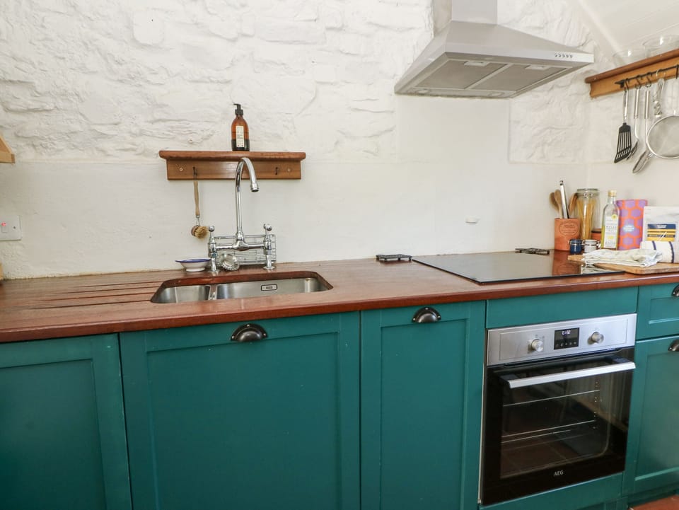 Cottage | Private kitchen | Fridge, microwave, dishwasher, electric kettle