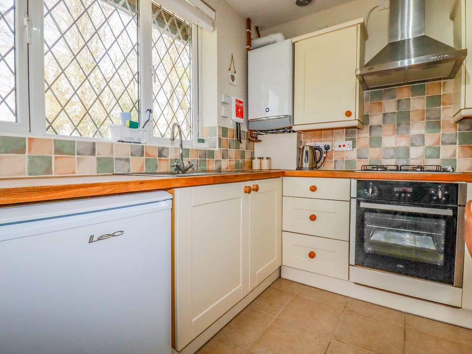 Cottage | Private kitchen | Fridge, microwave, dishwasher, electric kettle
