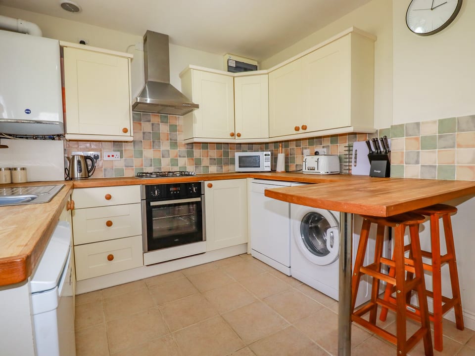 Cottage | Private kitchen | Fridge, microwave, dishwasher, electric kettle