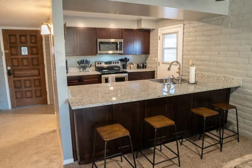 Seating for 4 at kitchen island