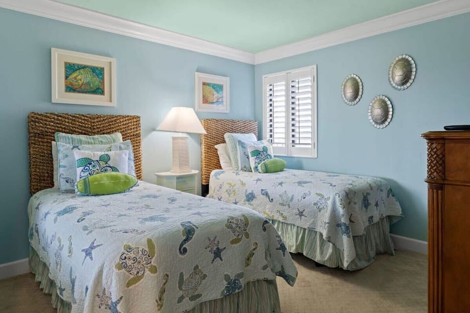 Guest bedroom with two twin beds