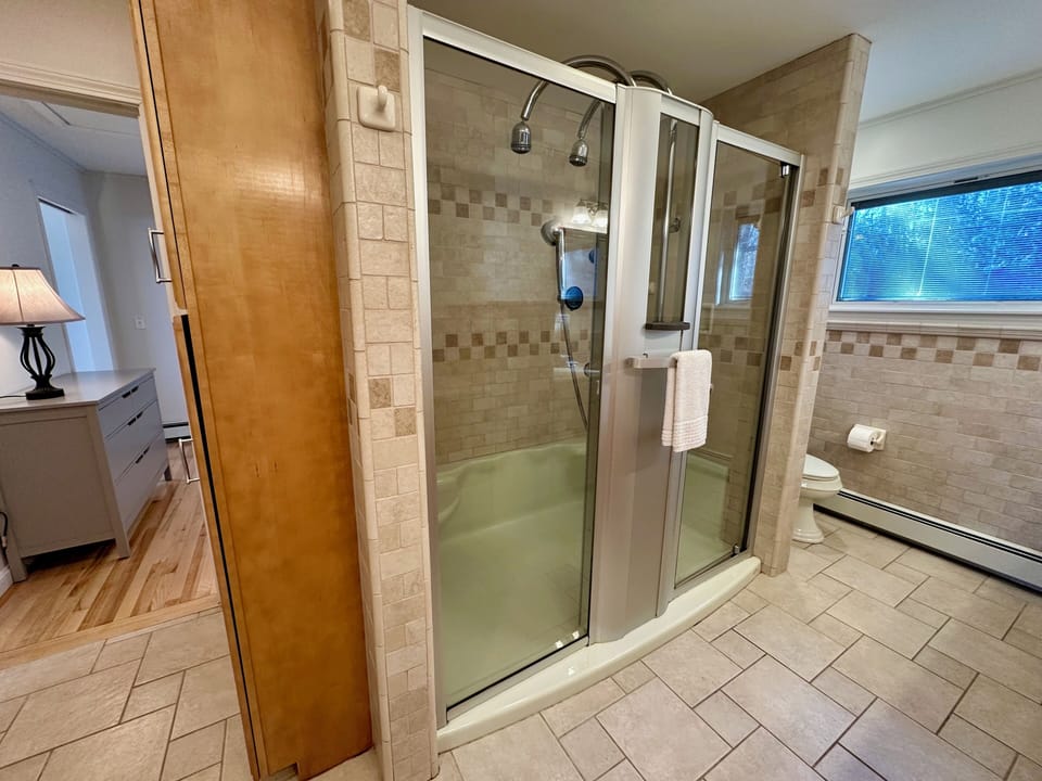 Bathroom 1 - Full