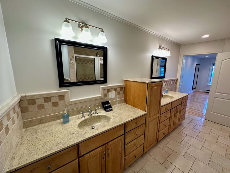 Bathroom 1 -Full