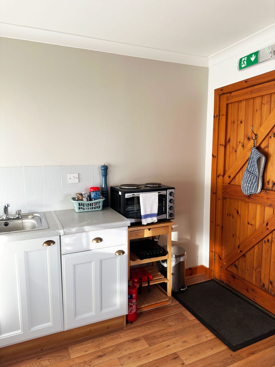 Chonzie Lodge | Private kitchen | Fridge, microwave, oven, stovetop