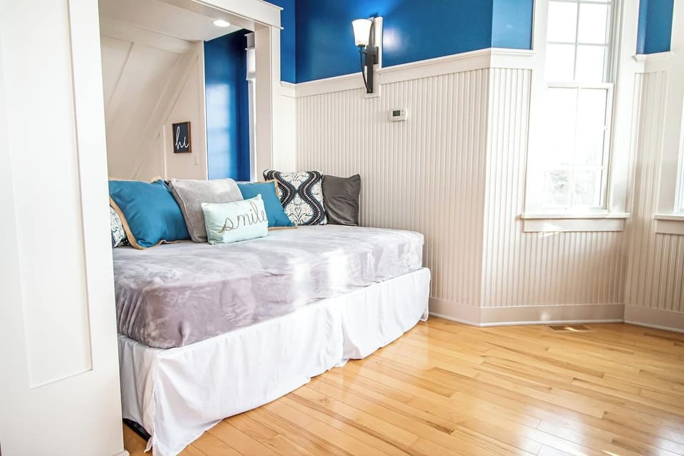 Full sized day bed  - 616. 287. 2210