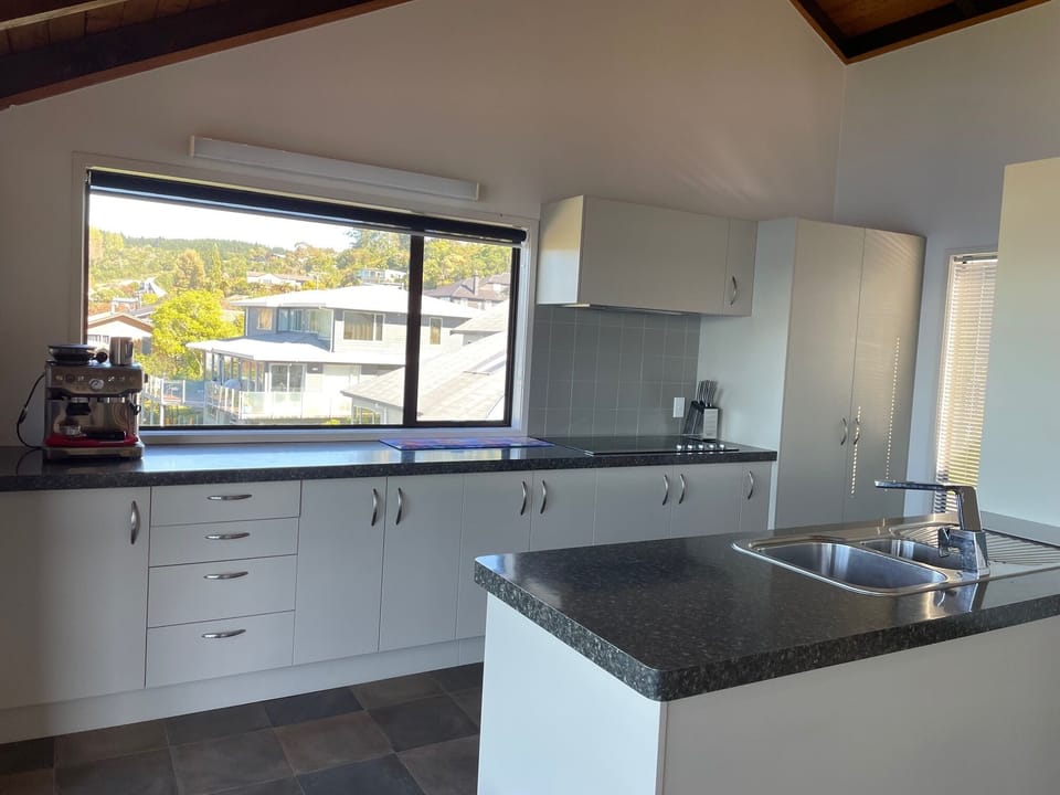 Fully equipped kitchen: stove, dishwasher, fridge, oven, coffee machine etc;