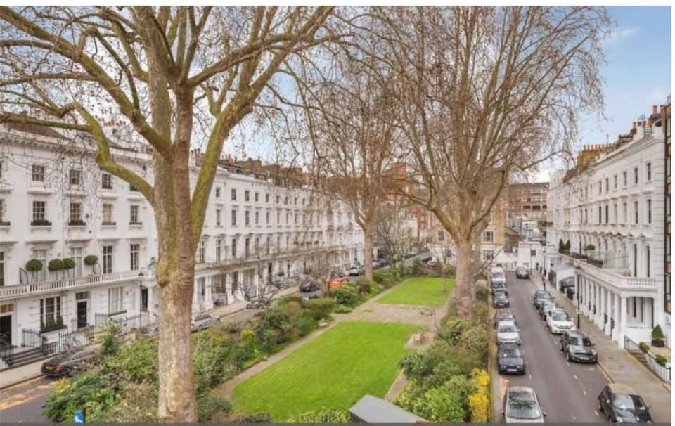 Our square minutes from buzzing street with Harrods two blocks away.