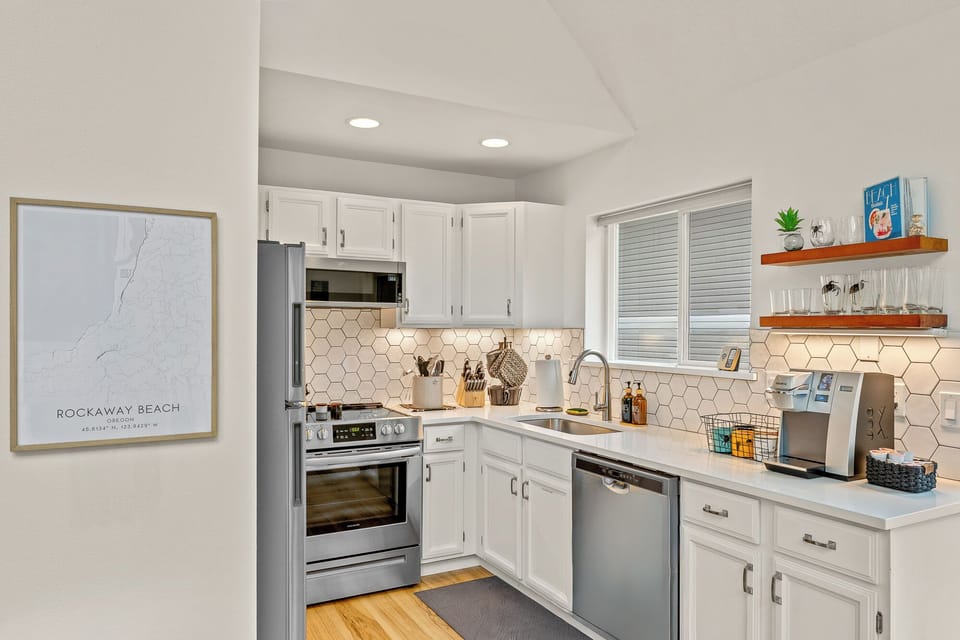 Additional perspective of the kitchen area. 