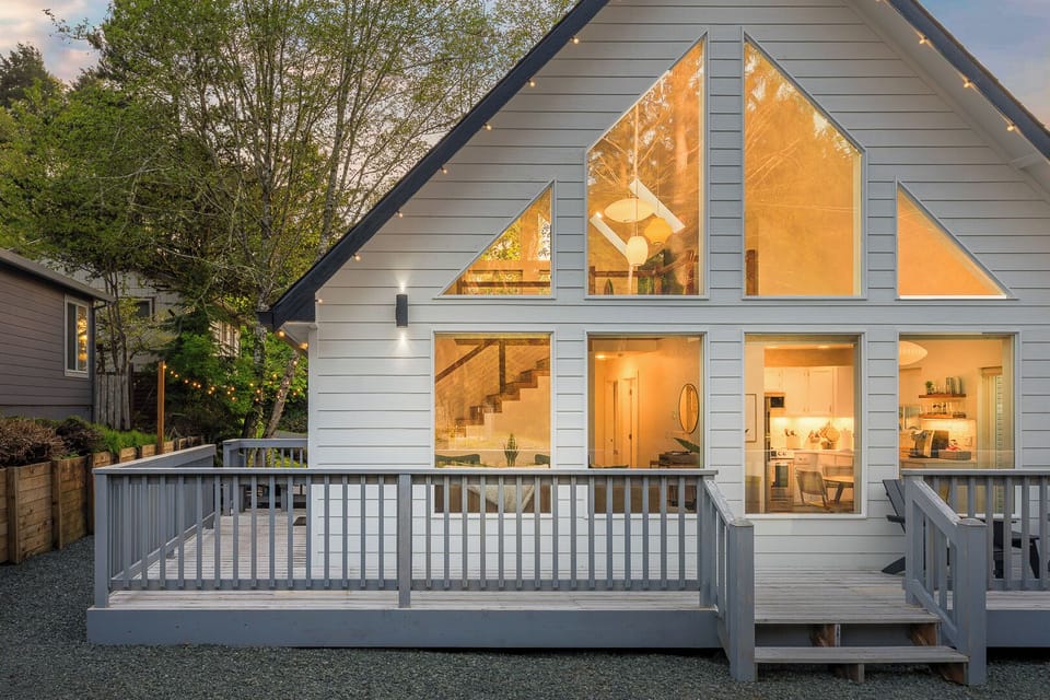 The Chalet is located just half a mile from the pristine Oregon coastline.