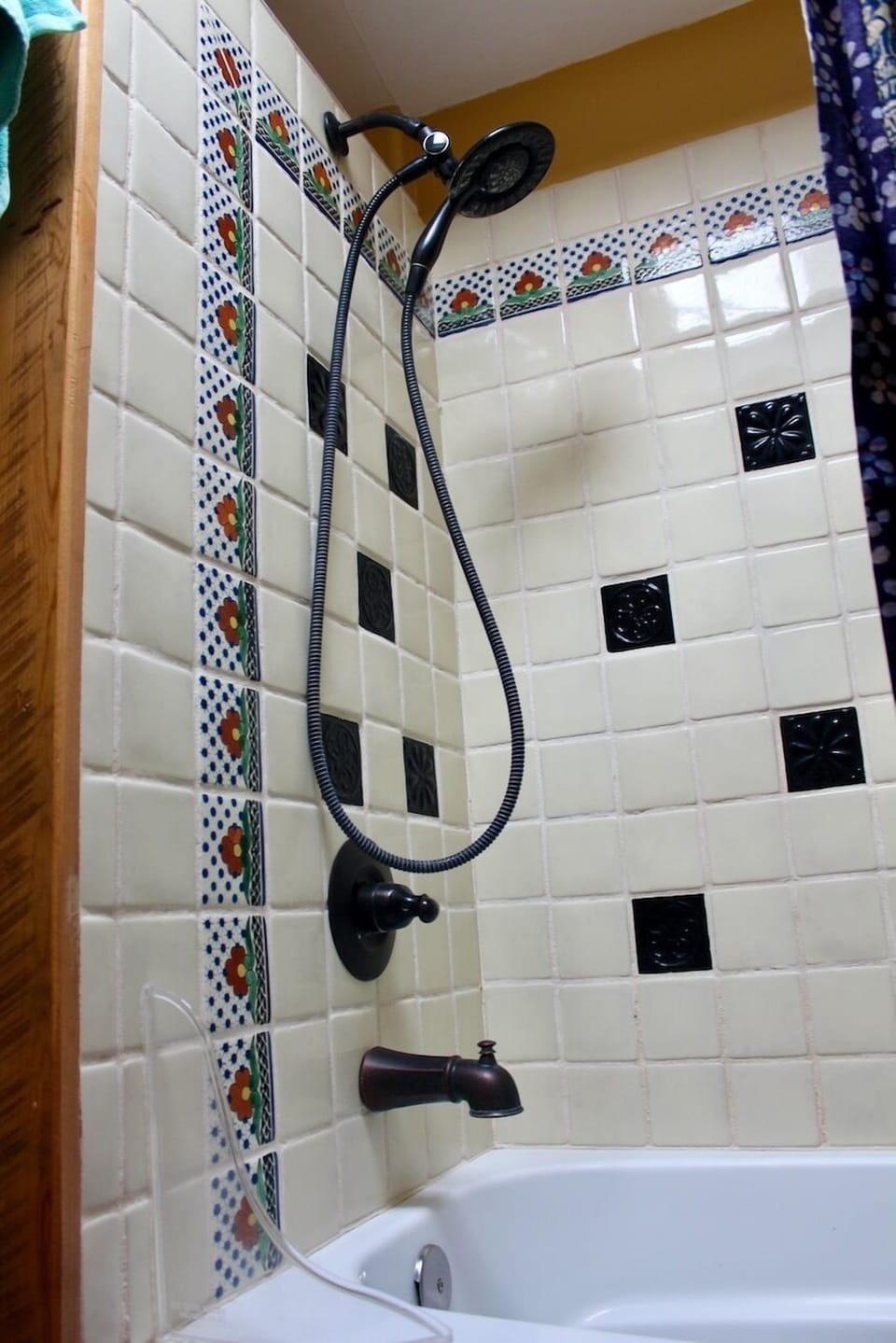 Detail Shower/Bathtub with traditional Tiling