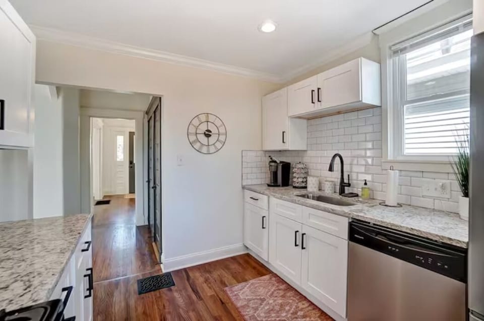 Kitchen w/ granite countertops, dishwasher 
