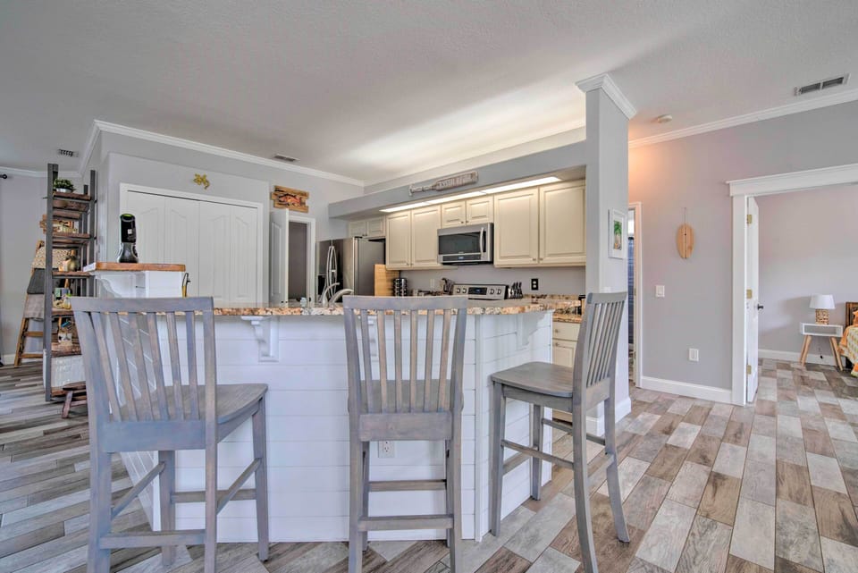 Fully Equipped Kitchen | Dishware & Flatware