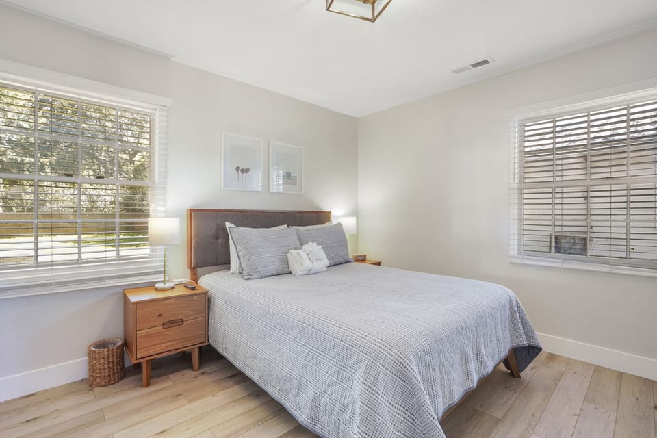 Bedroom 1 - Queen