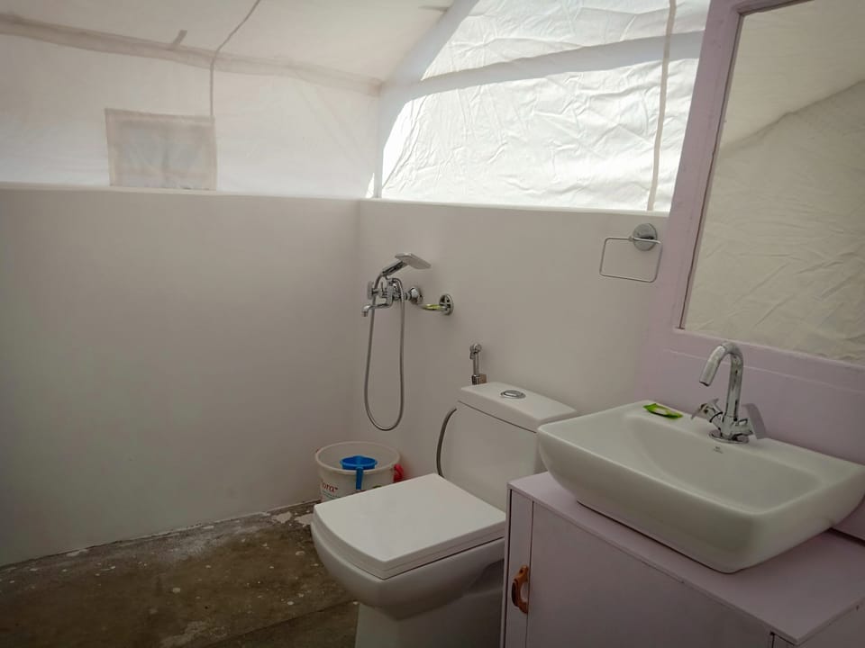 Deluxe Room | Bathroom | Shower, rainfall showerhead, towels, soap