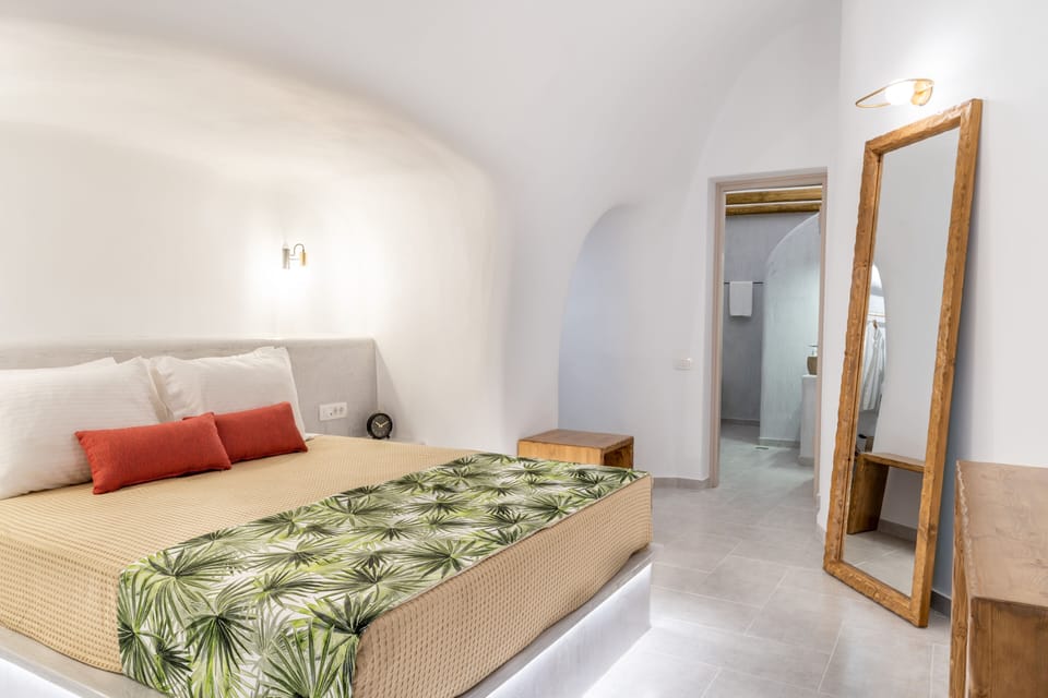 Luxury Apartment | 2 bedrooms, minibar, desk, laptop workspace