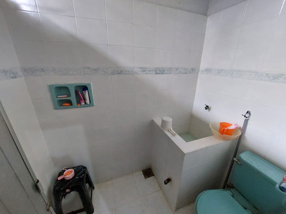 Deluxe Room | Bathroom | Shower, rainfall showerhead, soap, shampoo