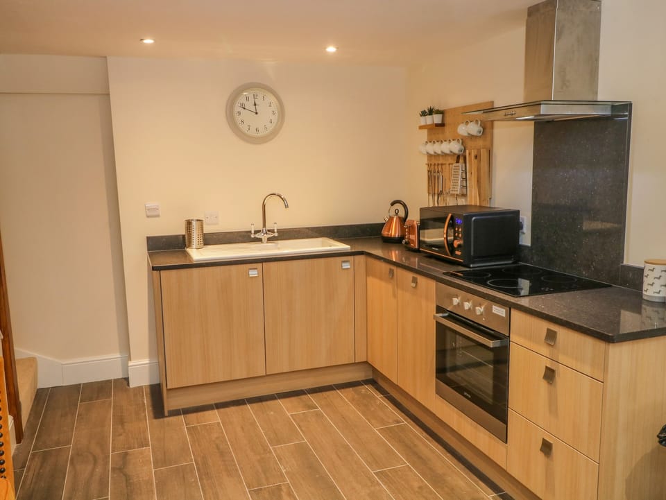 Cottage | Private kitchen | Fridge, microwave, dishwasher, electric kettle