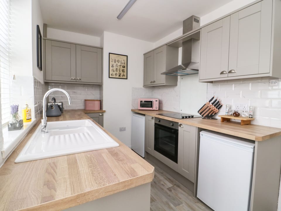 Cottage | Private kitchen | Fridge, dishwasher, cookware/dishes/utensils