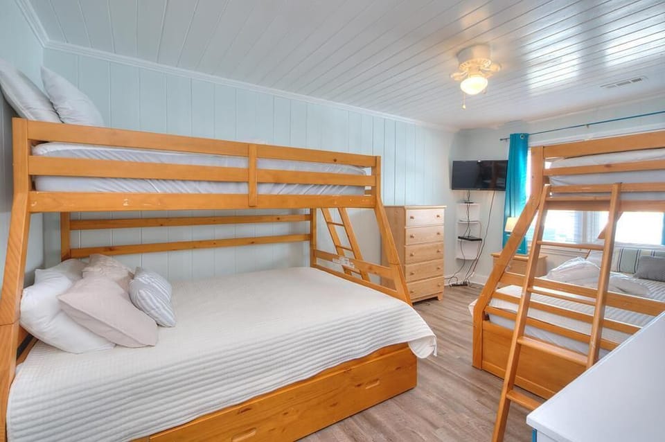2 Twin over Double Bunk Beds
GW 9.8.23