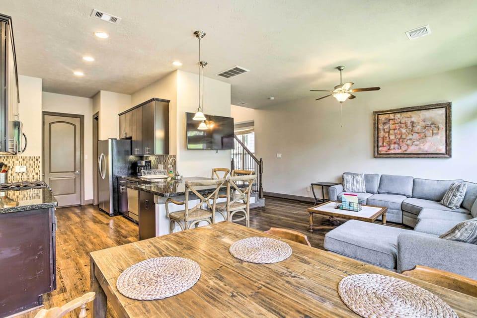 Living Room | Free WiFi | Smart TV