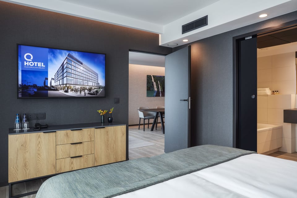 Apartment | Hypo-allergenic bedding, minibar, in-room safe, desk