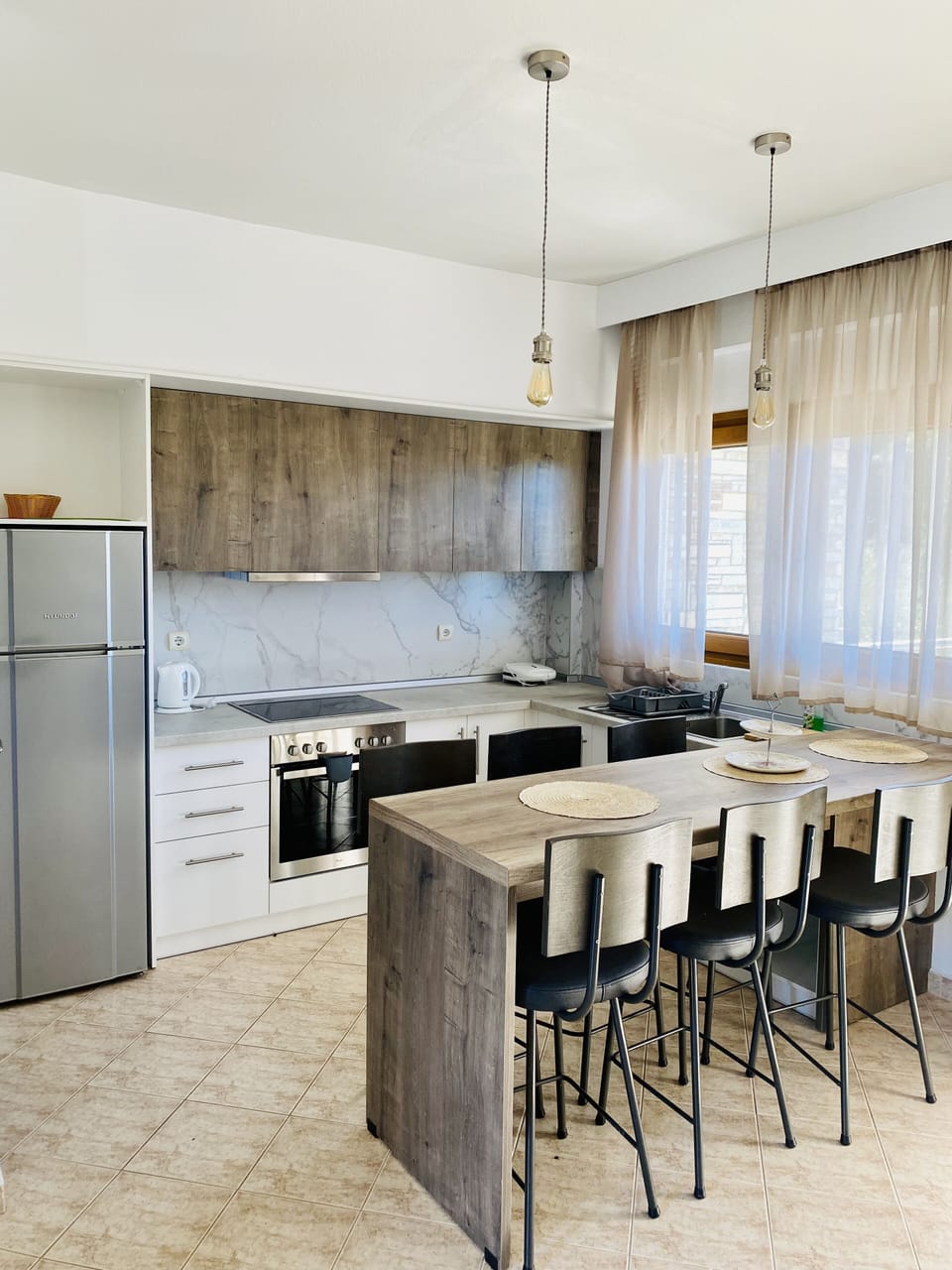 Fridge, oven, stovetop, cookware/dishes/utensils