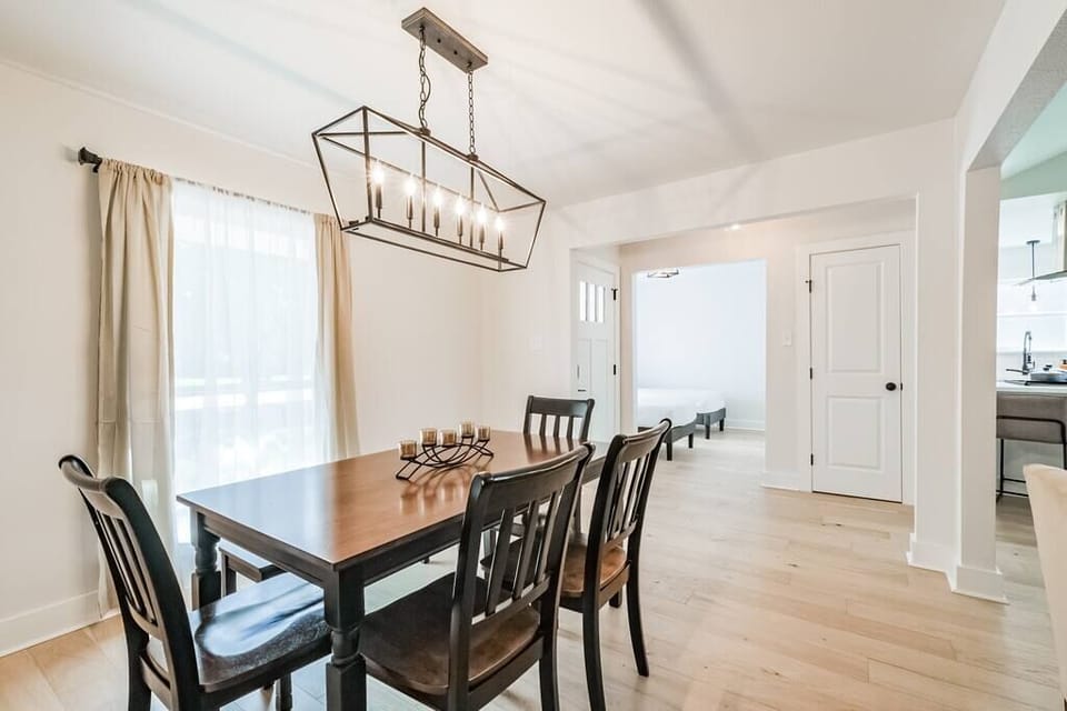 Main dining room seats 6