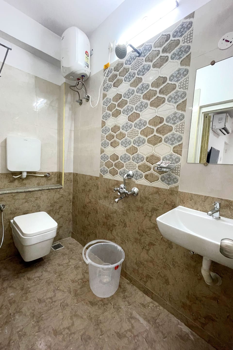 Shower, rainfall showerhead, free toiletries, hair dryer