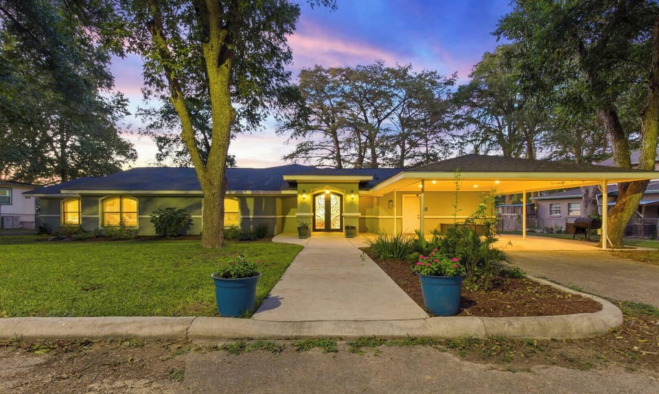Approx 3400 sqft SINGLE STORY HOME! On large lot w/ 140' waterfront!!