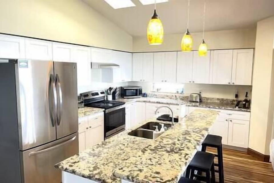 Fully stocked kitchen (1)