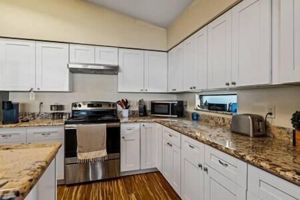 Fully stocked kitchen (2)