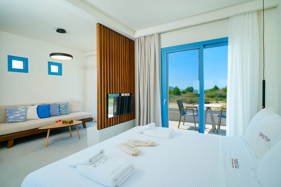 Deluxe Suite, Outdoor Hot Tub | Premium bedding, pillowtop beds, individually decorated