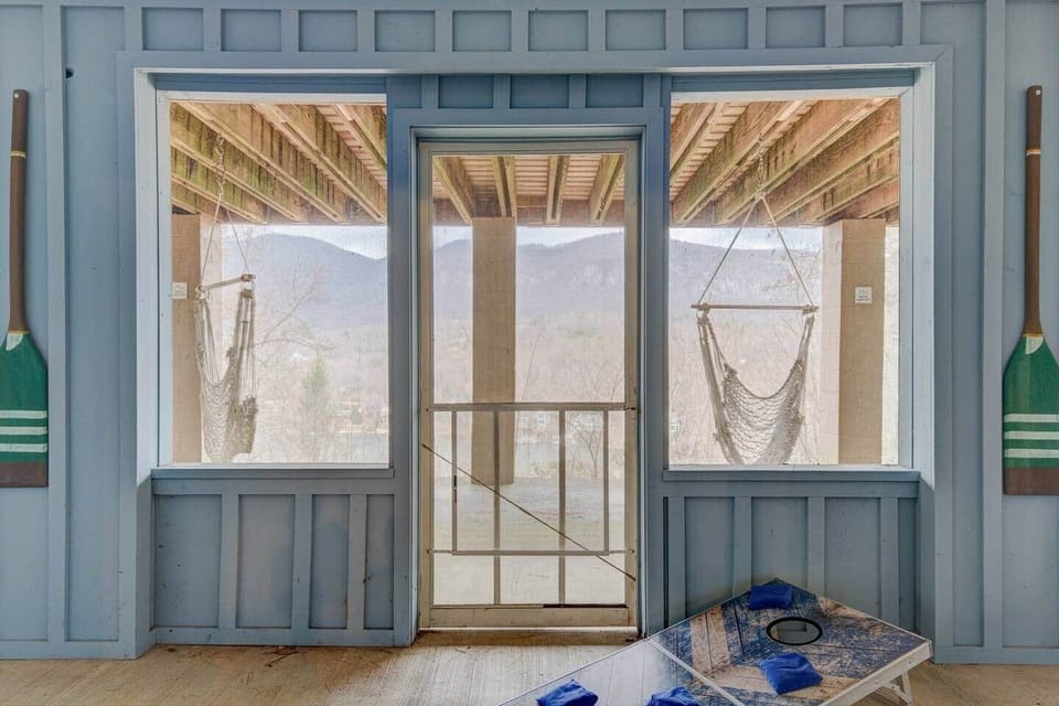 Master Screened in porch with views 