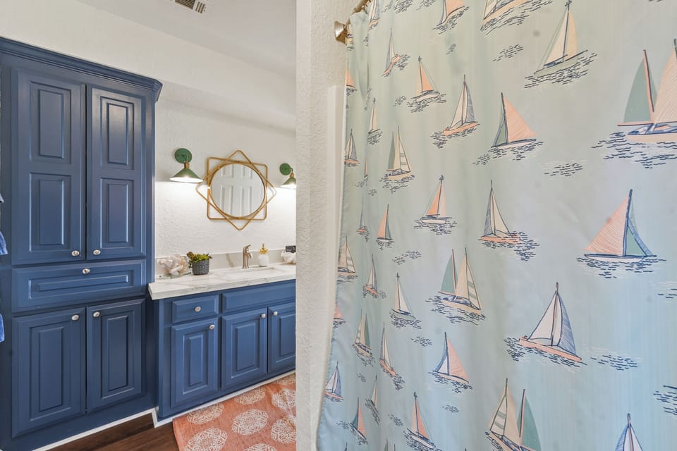 Stylish touches add to the charm of this ensuite bathroom.