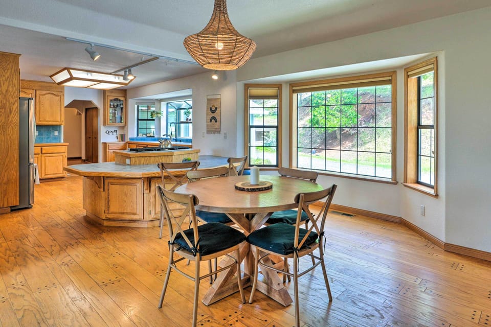 Dining Area | Dishware & Flatware Provided
