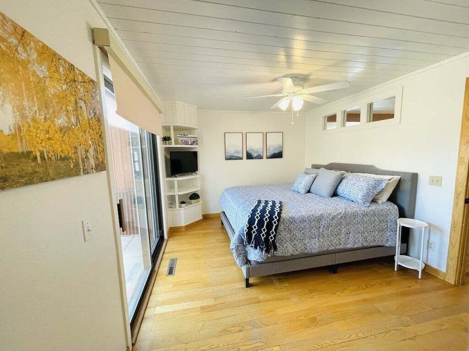 Master Bedroom w/King Bed