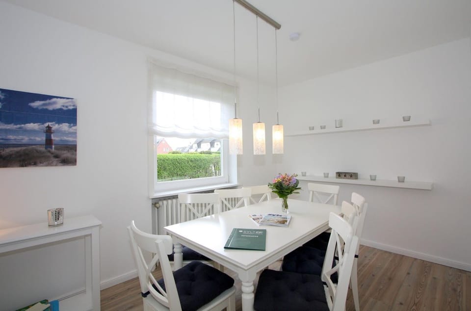 Haus Bullerbü - Helles Ferienhaus mit 6 Zimmern auf ca. 160 m², für bis zu 8 Personen House in Wenningstedt-Braderup