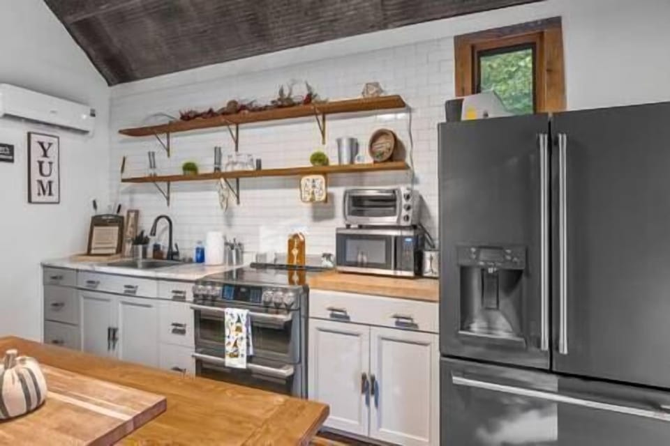 Stove and Fridge 