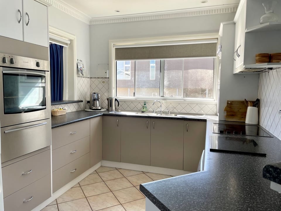 Fully equipped kitchen with a coffee pod machine 