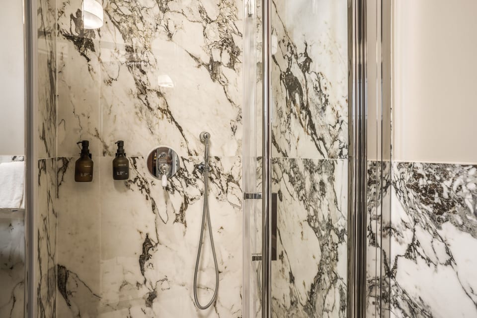 Classic Double Room | Bathroom | Shower, free toiletries, hair dryer, bidet