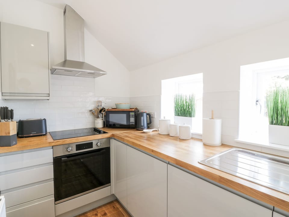 Cottage | Private kitchen | Fridge, microwave, electric kettle, toaster