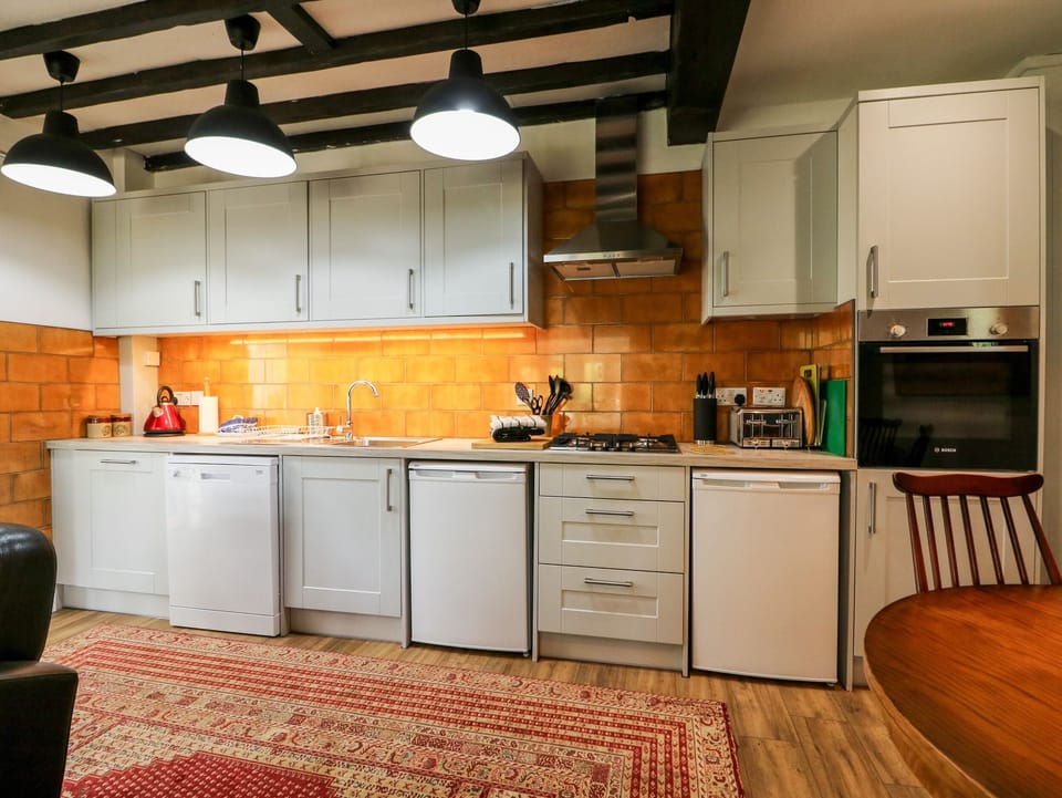 Cottage | Private kitchen | Fridge, microwave, electric kettle, toaster