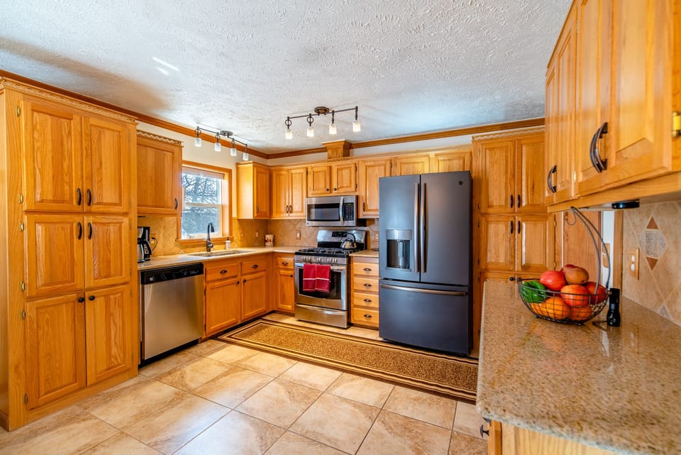 The cheerful, well-stocked kitchen provides you with everything you need to prepare a tasty meal