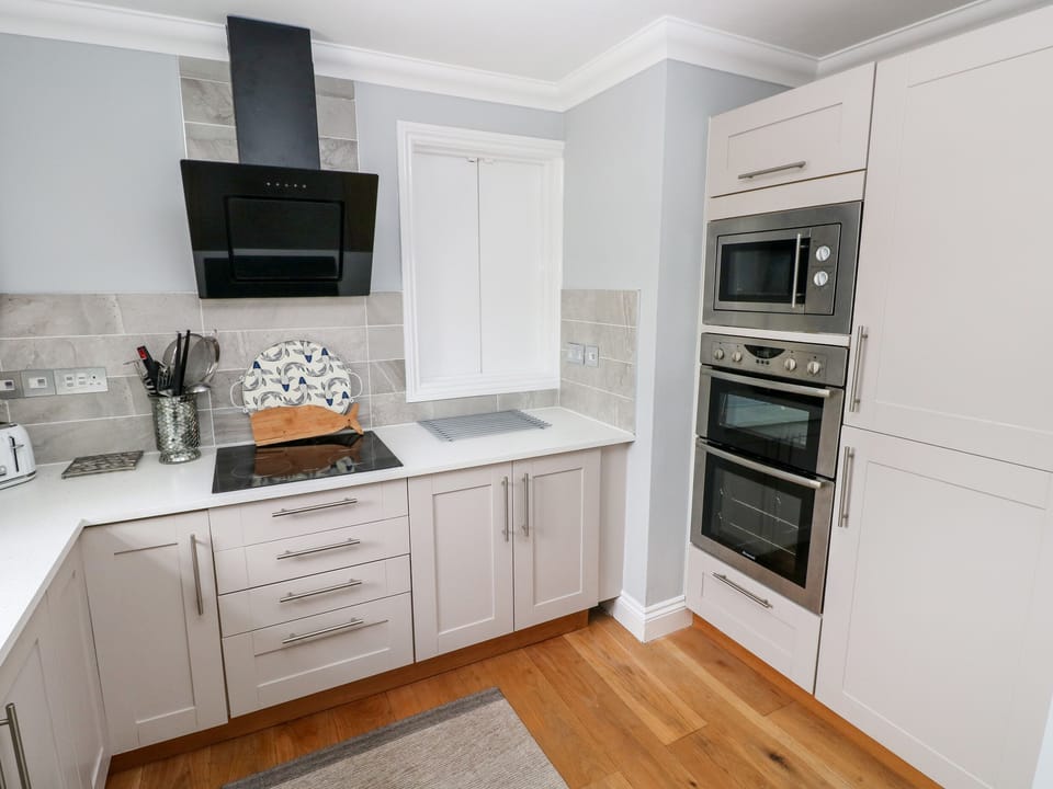 Cottage | Private kitchen | Fridge, microwave, dishwasher, electric kettle