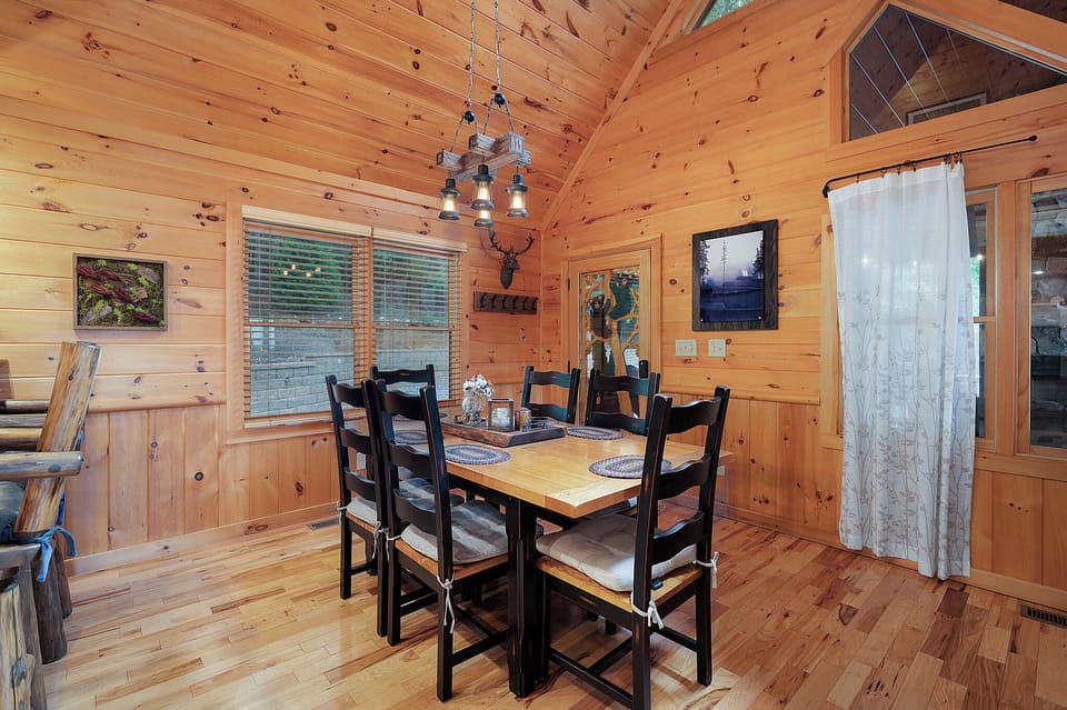 Soaring Hawk Lodge - Entry Level Dining Area