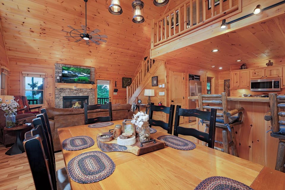 Soaring Hawk Lodge - Entry Level Dining Area