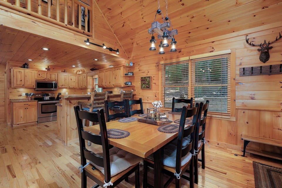 Soaring Hawk Lodge - Entry Level Dining Area