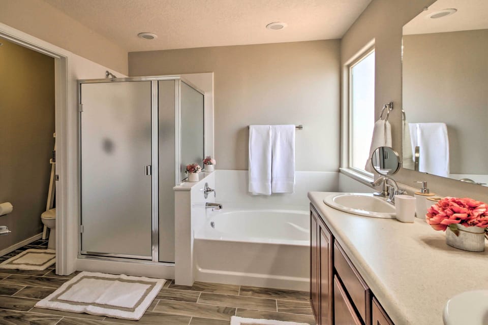 En-Suite Bathroom | Complimentary Toiletries | Towels Provided | 2nd Floor