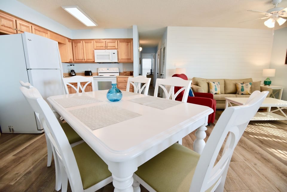 Sandpiper 8A Dining Area