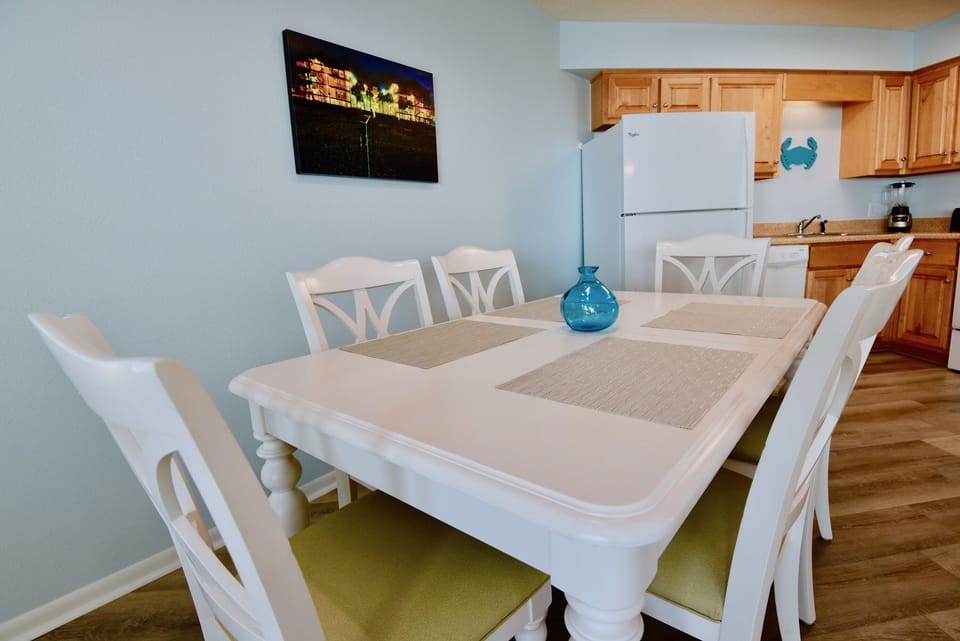 Sandpiper 8A Dining Area